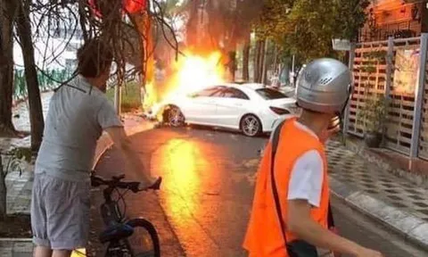 Hà Nội: Đâm vào gốc cây, xe Meredes bốc cháy ở ven hồ Tây