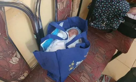 Hà Nội: Bé trai một ngày tuổi bị bỏ rơi trong bụi cây ven đường
