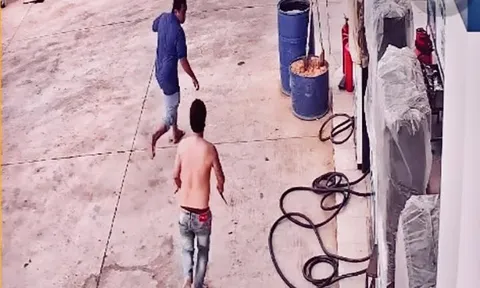 Nhân viên cây xăng bị gã đàn ông dùng kéo đâm gục ở TP.HCM
