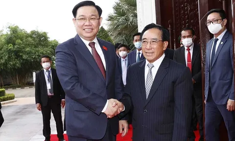Chủ tịch Quốc hội Vương Đình Huệ hội kiến Thủ tướng Chính phủ Lào