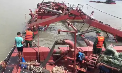 TP.HCM: Bắt giữ tàu khai thác cát trái phép trên biển Cần Giờ