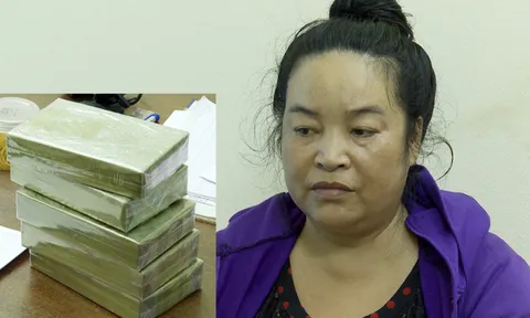 Bắt người phụ nữ vận chuyển 5 bánh heroin bằng taxi