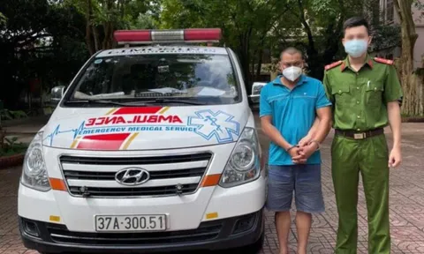 Tài xế xe cứu thương lao vào cảnh sát khi bị phát hiện chở ma túy