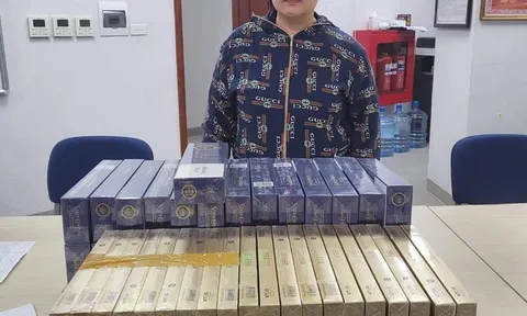 Bắt quả tang 'nữ quái' buôn thuốc lá lậu trên phố cổ Hà Nội