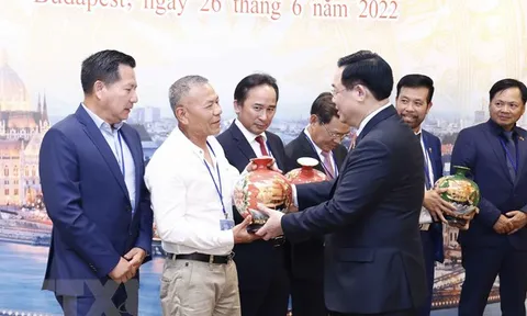 Chủ tịch Quốc hội gặp gỡ cộng đồng doanh nhân người Việt tại châu Âu