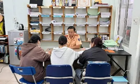 Công an làm việc với nhóm nữ sinh đi xe kẹp 3, đùa giỡn quay TikTok trên phố