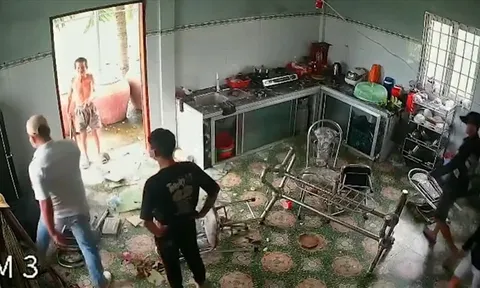 Bắt tạm giam 2 đối tượng đập phá nhà dân ở Long An