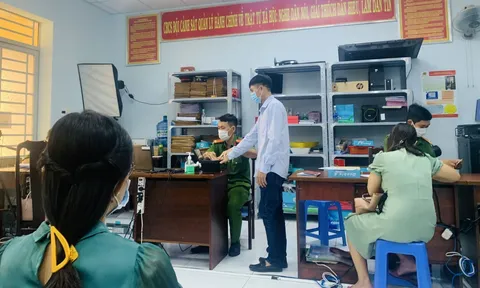 Công an khuyến cáo người dân không cho người lạ chụp 2 mặt CCCD