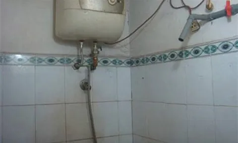 Phát hiện cụ bà tử vong nhiều ngày trong nhà tắm, thi thể đang phân hủy