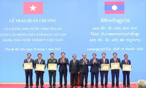 Lãnh đạo cấp cao Việt Nam nhận Huân chương cao quý của Nhà nước Lào