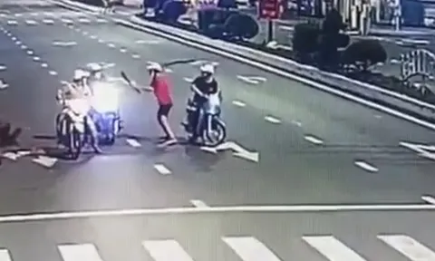 Truy tìm thủ phạm chém người khi dừng đèn đỏ lúc rạng sáng