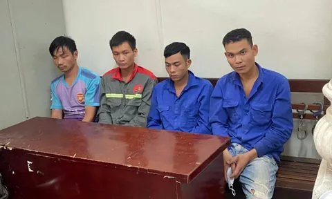 Bắt nhóm công nhân trộm nắp cống ở Hà Nội