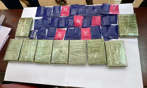 Bắt đối tượng vận chuyển 9 bánh heroin và 30 túi hồng phấn trên cao tốc