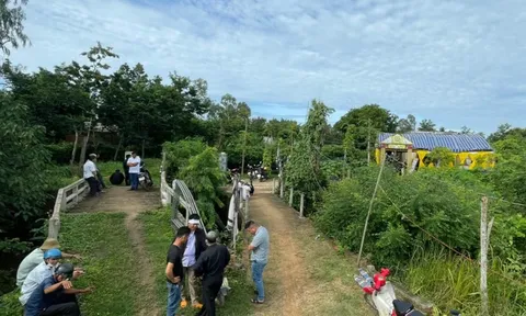Phát hiện thi thể người đàn ông đang phân hủy trong rừng, bên trên phủ tấm bạt nilon