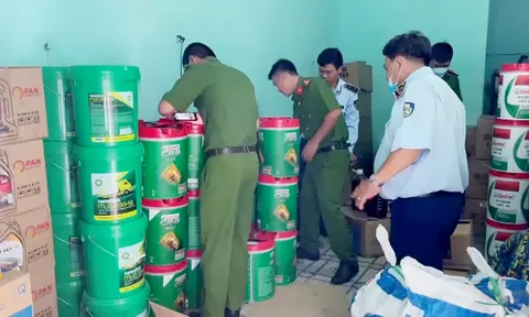 An Giang: Phát hiện số lượng lớn dầu nhớt nghi giả các thương hiệu nổi tiếng