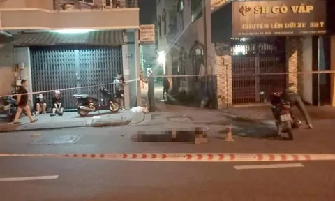 TP.HCM: Phát hiện nam thanh niên tử vong bên lề đường cạnh xe máy