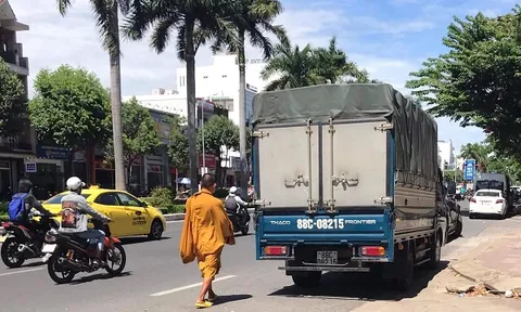 Thanh niên giả nhà sư đi khất thực nhận tiền của nhà hảo tâm