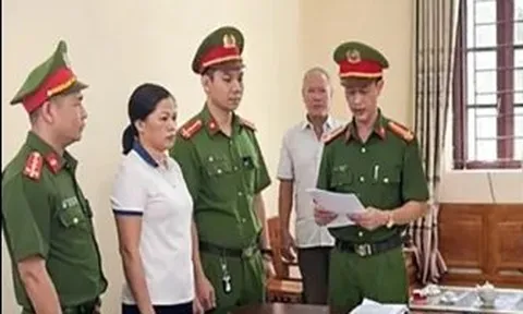 Bắt nữ giáo viên mang sổ đỏ giả đi cầm cố