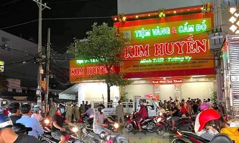 Tạm giữ đối tượng xông vào tiệm vàng đập bể tủ kính ném vàng ra đường ở Bình Dương