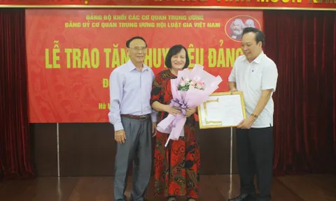 Hội Luật gia Việt Nam tổ chức trao huy hiệu 40 năm, 45 năm tuổi Đảng
