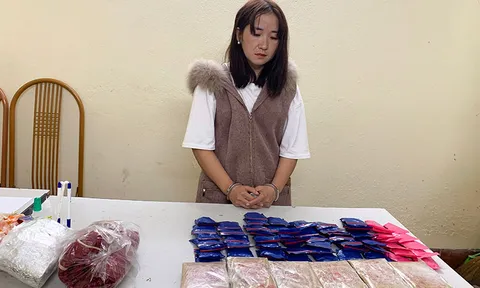 Bắt quả tang 'nữ quái' mua bán trái phép 6 bánh heroin
