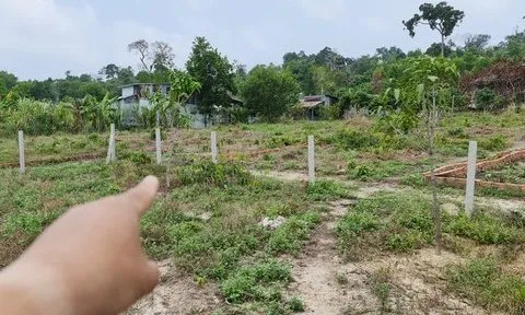 Khởi tố kẻ mạo danh cán bộ, chỉ bừa lô đất trống để lừa tiền đặt cọc