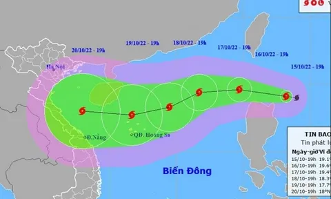 Bão số 6 ngày càng mạnh trên Biển Đông, giật cấp 14