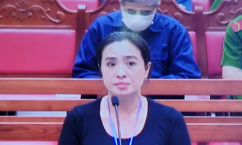 Xét xử vụ buôn lậu xăng: Nhận 2 tỷ đồng mỗi tháng để giúp người tình trả tiền mua xăng lậu