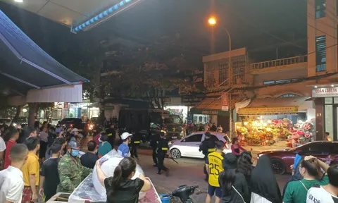 Cảnh sát phong tỏa đường, khám nhà 'trùm' giang hồ xứ Thanh