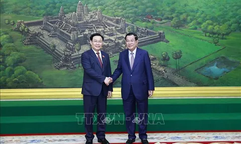 Chủ tịch Quốc hội Vương Đình Huệ hội kiến Thủ tướng Campuchia Hun Sen
