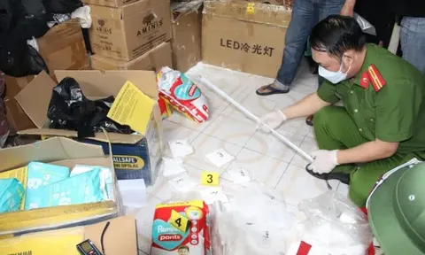 Bắt hai bố con giấu 9,5kg ma túy trong bỉm trẻ em