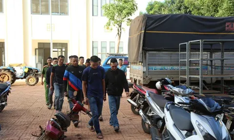 Một đêm, công an triệt phá hai nhóm đối tượng cá độ bóng đá