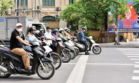 Đè vạch khi dừng đèn đỏ bị phạt bao nhiêu?