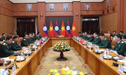 Bộ trưởng Bộ Quốc phòng Lào thăm chính thức Việt Nam