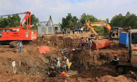 Thủ tướng chỉ đạo tập trung cứu nạn cháu bé rơi xuống ống cọc bê tông