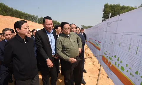 Thủ tướng kiểm tra, đôn đốc dự án cao tốc Tuyên Quang-Phú Thọ, chúc Tết công nhân và người dân khu tái định cư