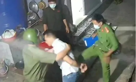 Tạm đình chỉ công tác đại úy công an đá vào người đàn ông say rượu