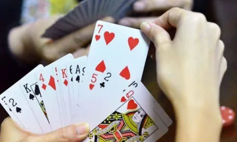 Bắt quả tang 4 cán bộ Chi cục dự trữ Nhà nước đánh bạc tại trụ sở