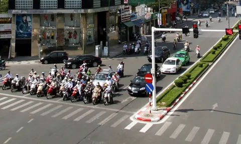 Đè vạch nào sẽ bị phạt khi dừng đèn đỏ