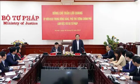 Phó Thủ tướng Trần Lưu Quang làm việc với Bộ Tư pháp