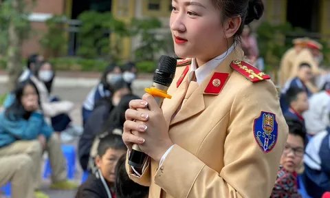 Hà Nội: Tuyên truyền Luật An toàn giao thông đến các em học sinh Trường THCS Láng Hạ