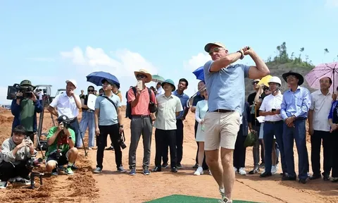 Cú swing đầu tiên của huyền thoại Greg Norman tại sân golf Văn Lang Empire
