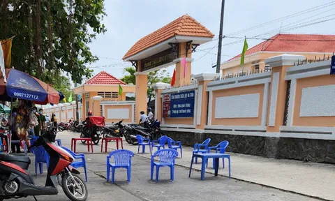 Nam sinh lớp 9 đâm tử vong thanh niên trước cổng trường