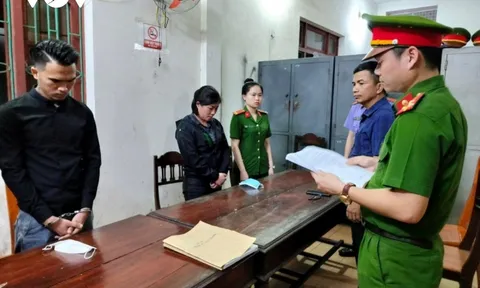 Quảng Bình: Bắt văn thư trường làm giả học bạ cho học sinh đi du học