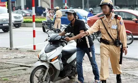 Uống rượu bia liên hoan 30/4-1/5, dắt xe máy từ quán nhậu về nhà có bị xử phạt không?