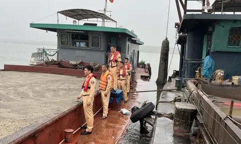 Bắt giữ tàu hút cát trái phép trên sông Hồng trong đêm