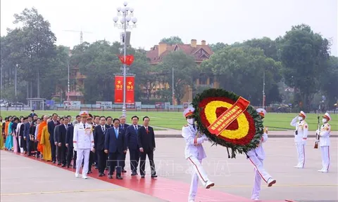 Đại biểu dự Kỳ họp thứ năm, Quốc hội khóa XV vào Lăng viếng Chủ tịch Hồ Chí Minh