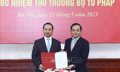 Phó Thủ tướng Trần Lưu Quang trao quyết định bổ nhiệm Thứ trưởng Bộ Tư pháp