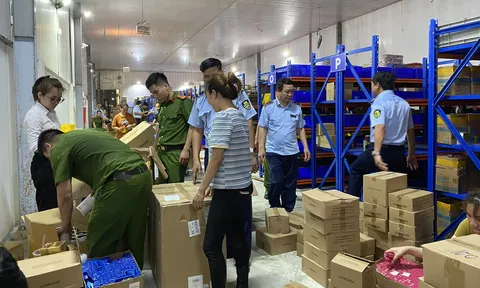 Bắc Ninh: Phát hiện kho hàng chứa hàng nghìn sản phẩm điện tử, mỹ phẩm nhập lậu