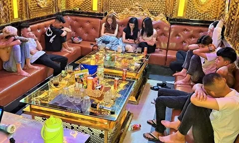Bắt quả tang 17 người 'bay lắc' trong quán karaoke ở Hậu Giang